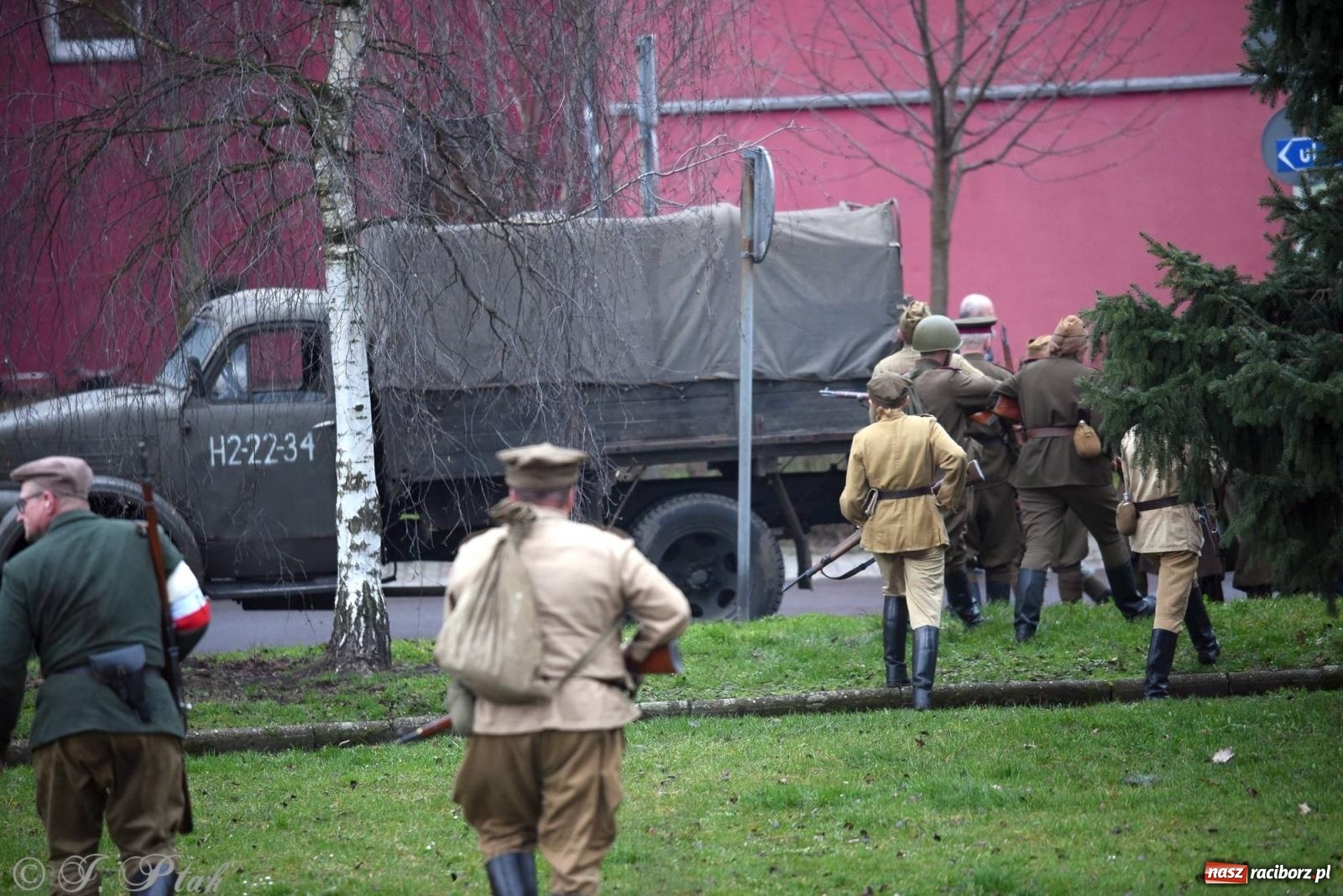 Zdjęcie w galerii na portalu naszraciborz.pl: Racibórz wspominał żołnierzy niezłomnych. Inscenizacja potyczki na pl. Długosza wiadomości z regionu