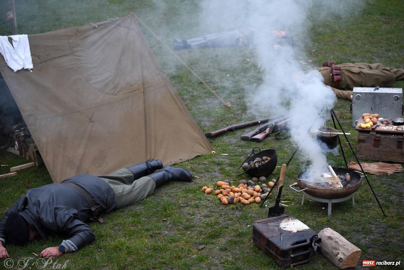 Zdjęcie w galerii na portalu naszraciborz.pl: Racibórz wspominał żołnierzy niezłomnych. Inscenizacja potyczki na pl. Długosza wiadomości z regionu