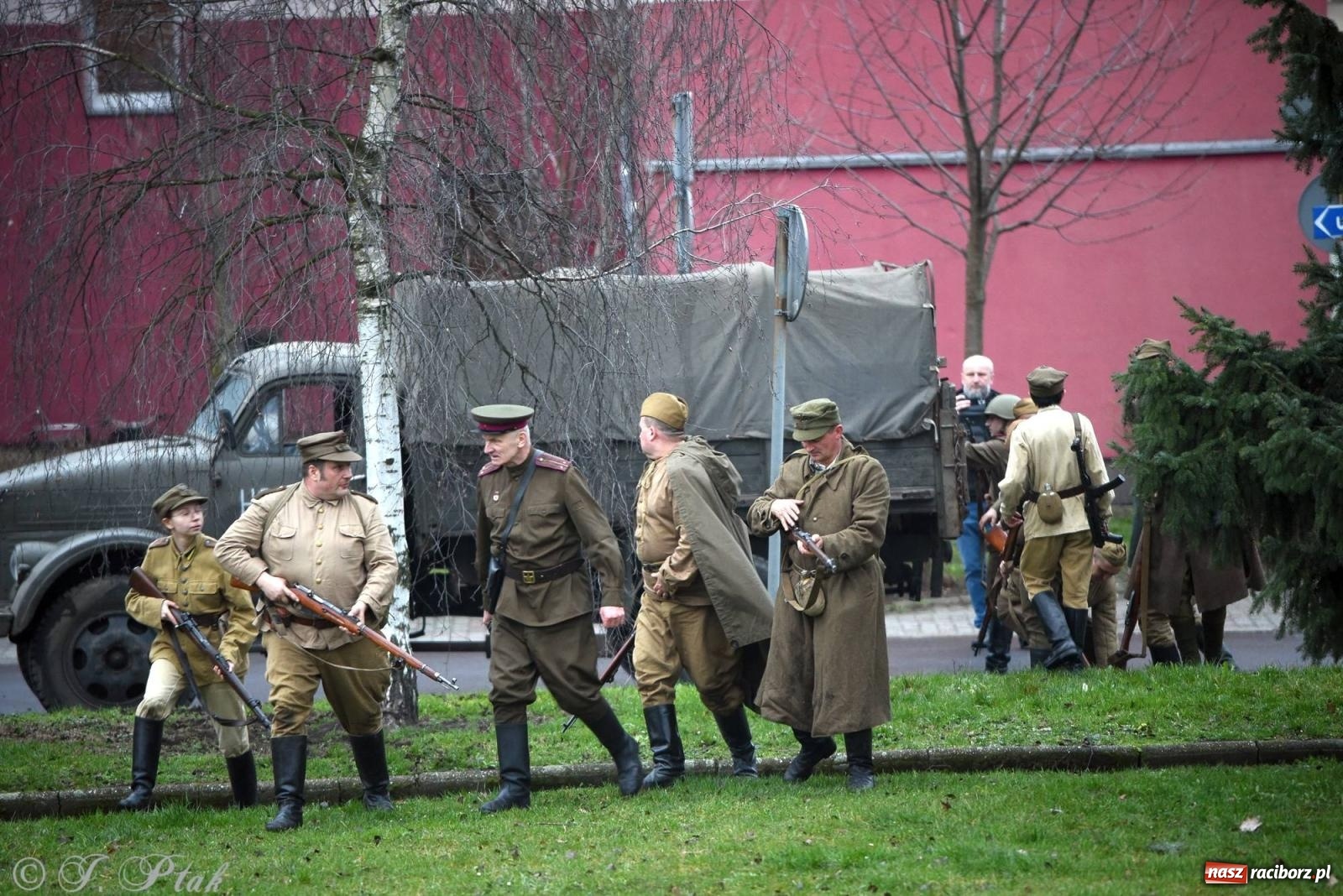 Zdjęcie w galerii na portalu naszraciborz.pl: Racibórz wspominał żołnierzy niezłomnych. Inscenizacja potyczki na pl. Długosza wiadomości z regionu