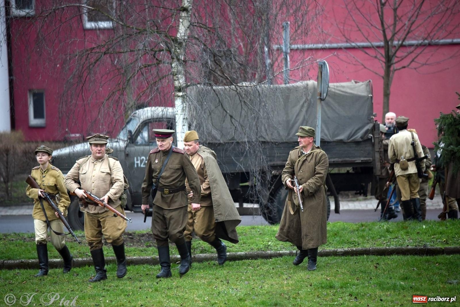 Zdjęcie w galerii na portalu naszraciborz.pl: Racibórz wspominał żołnierzy niezłomnych. Inscenizacja potyczki na pl. Długosza wiadomości z regionu