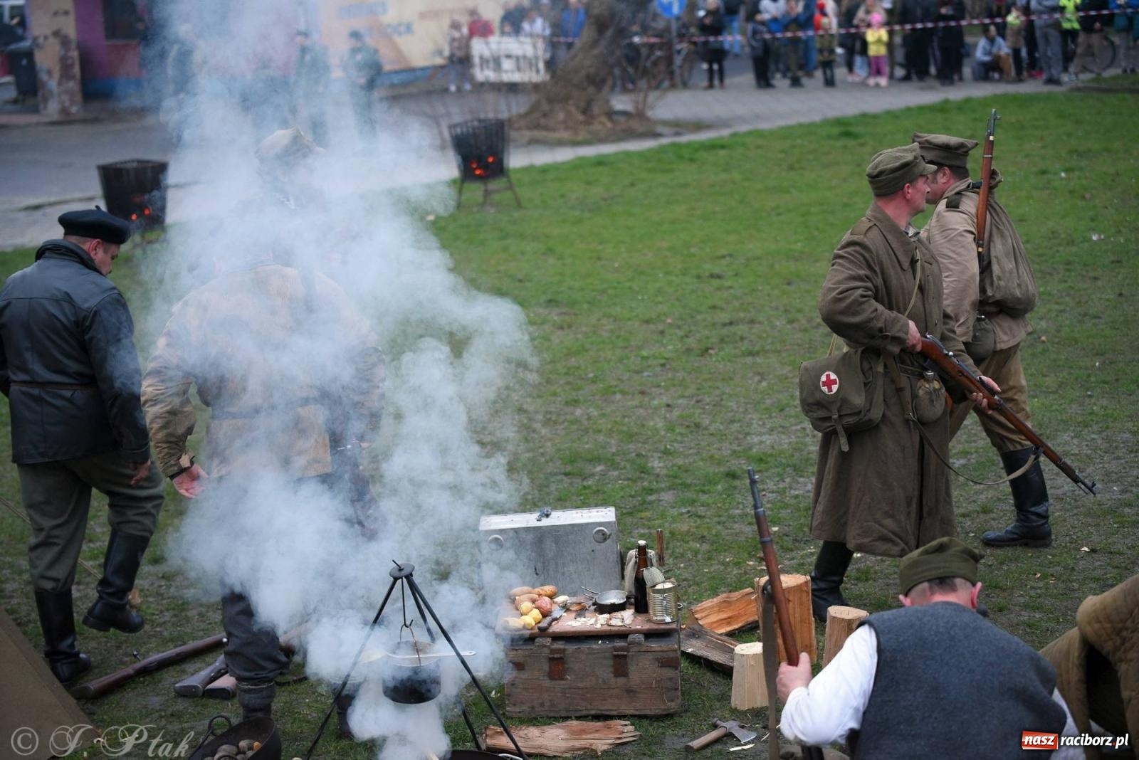 Zdjęcie w galerii na portalu naszraciborz.pl: Racibórz wspominał żołnierzy niezłomnych. Inscenizacja potyczki na pl. Długosza wiadomości z regionu