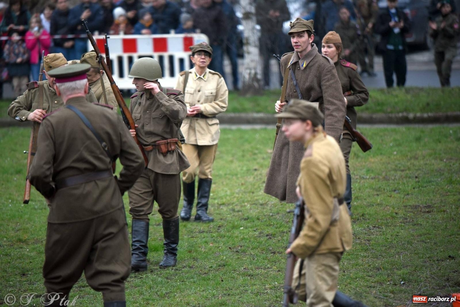 Zdjęcie w galerii na portalu naszraciborz.pl: Racibórz wspominał żołnierzy niezłomnych. Inscenizacja potyczki na pl. Długosza wiadomości z regionu