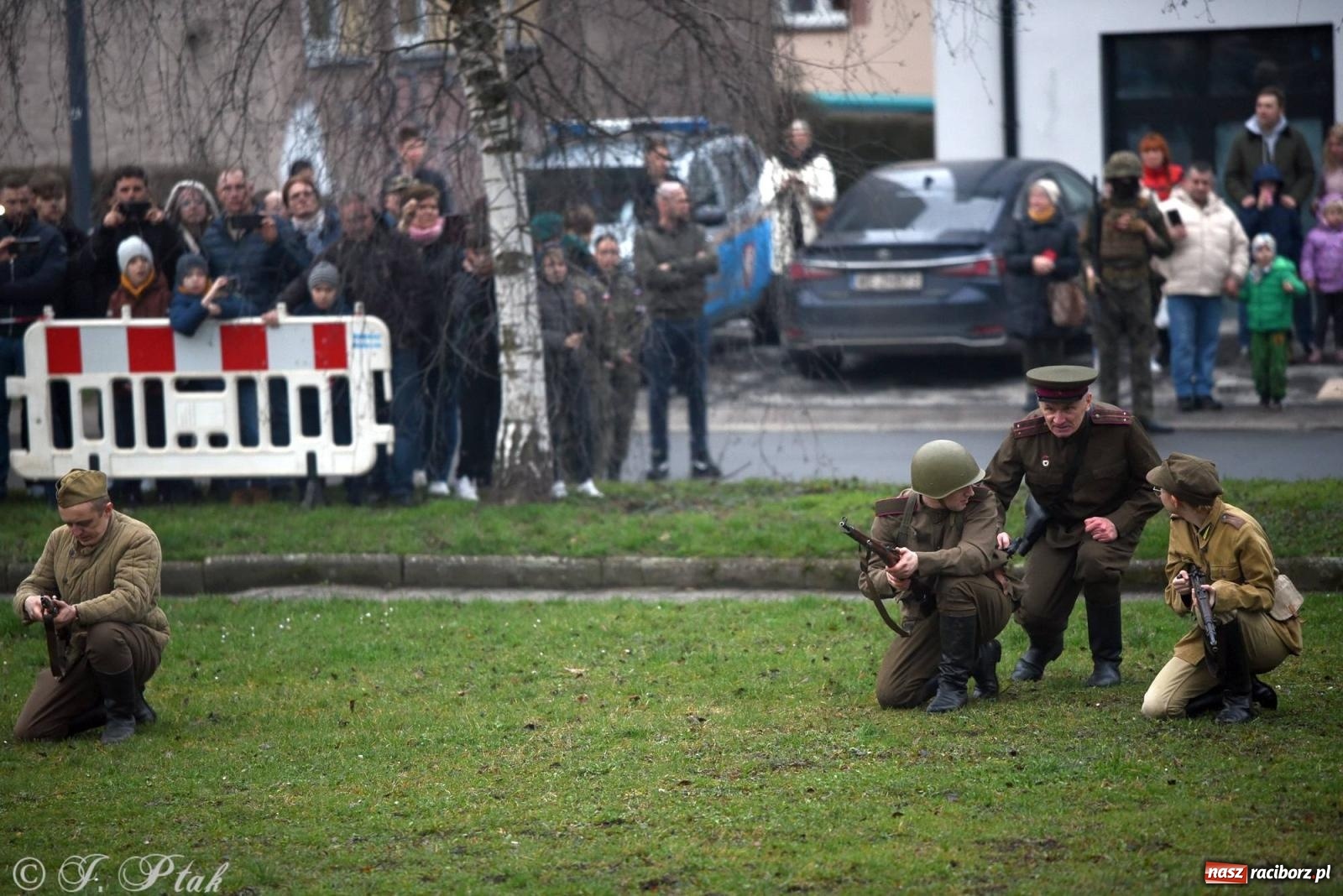 Zdjęcie w galerii na portalu naszraciborz.pl: Racibórz wspominał żołnierzy niezłomnych. Inscenizacja potyczki na pl. Długosza wiadomości z regionu