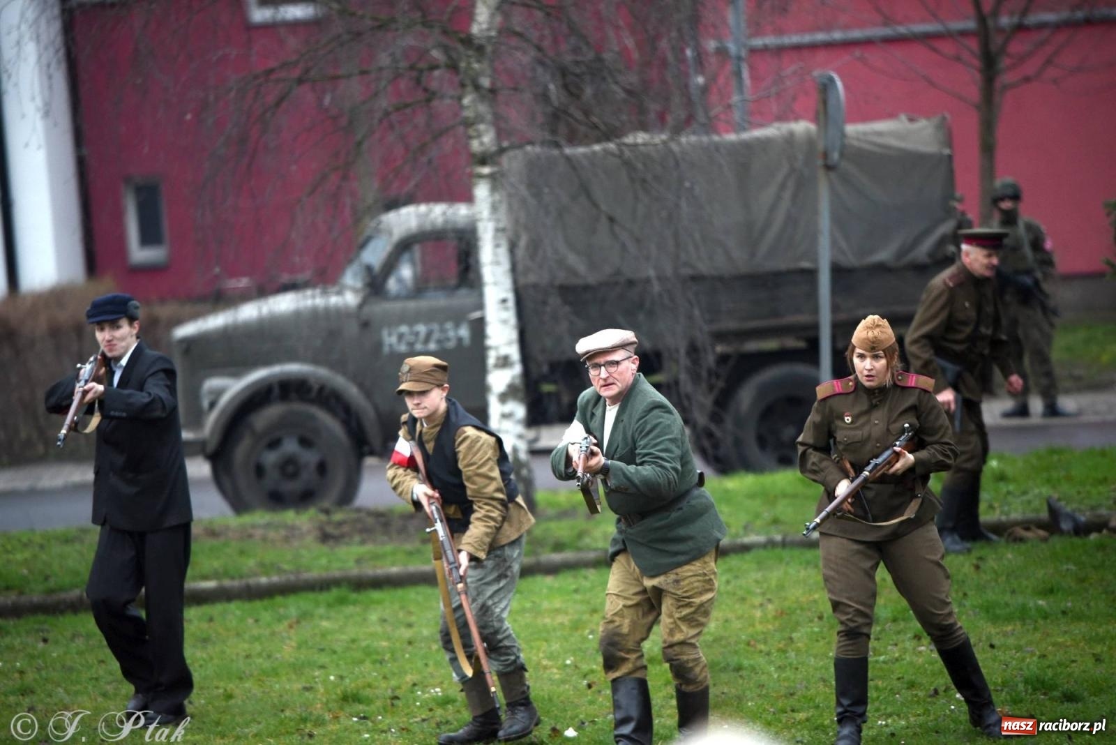 Zdjęcie w galerii na portalu naszraciborz.pl: Racibórz wspominał żołnierzy niezłomnych. Inscenizacja potyczki na pl. Długosza wiadomości z regionu