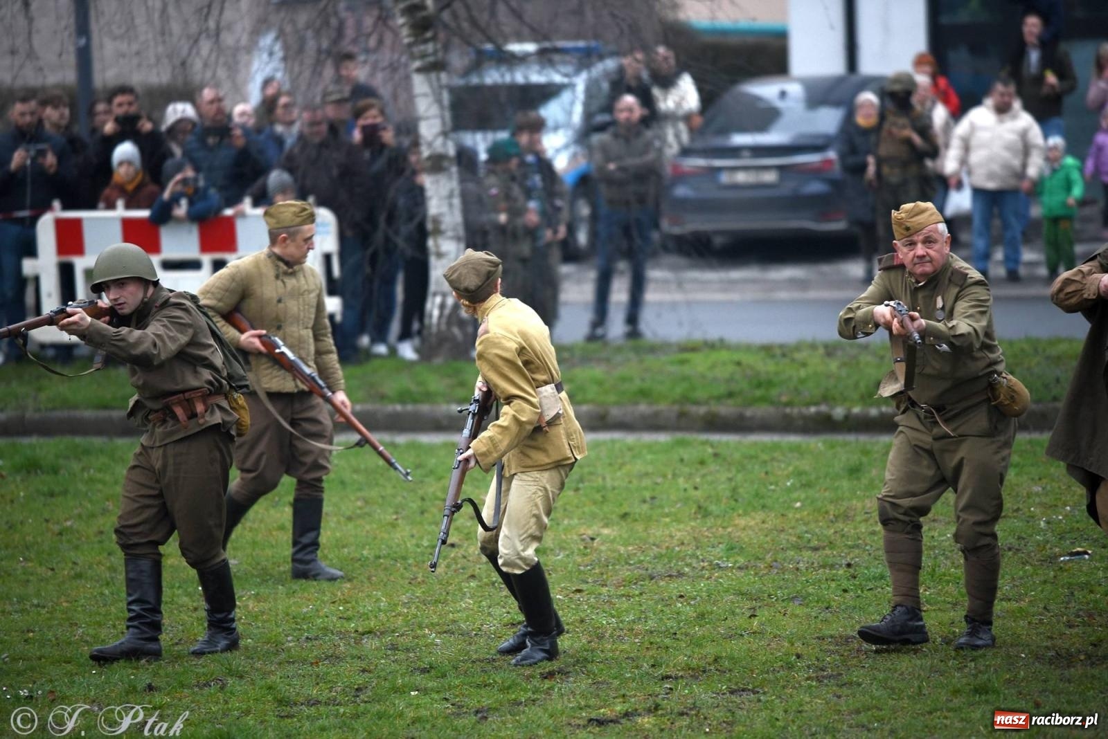 Zdjęcie w galerii na portalu naszraciborz.pl: Racibórz wspominał żołnierzy niezłomnych. Inscenizacja potyczki na pl. Długosza wiadomości z regionu