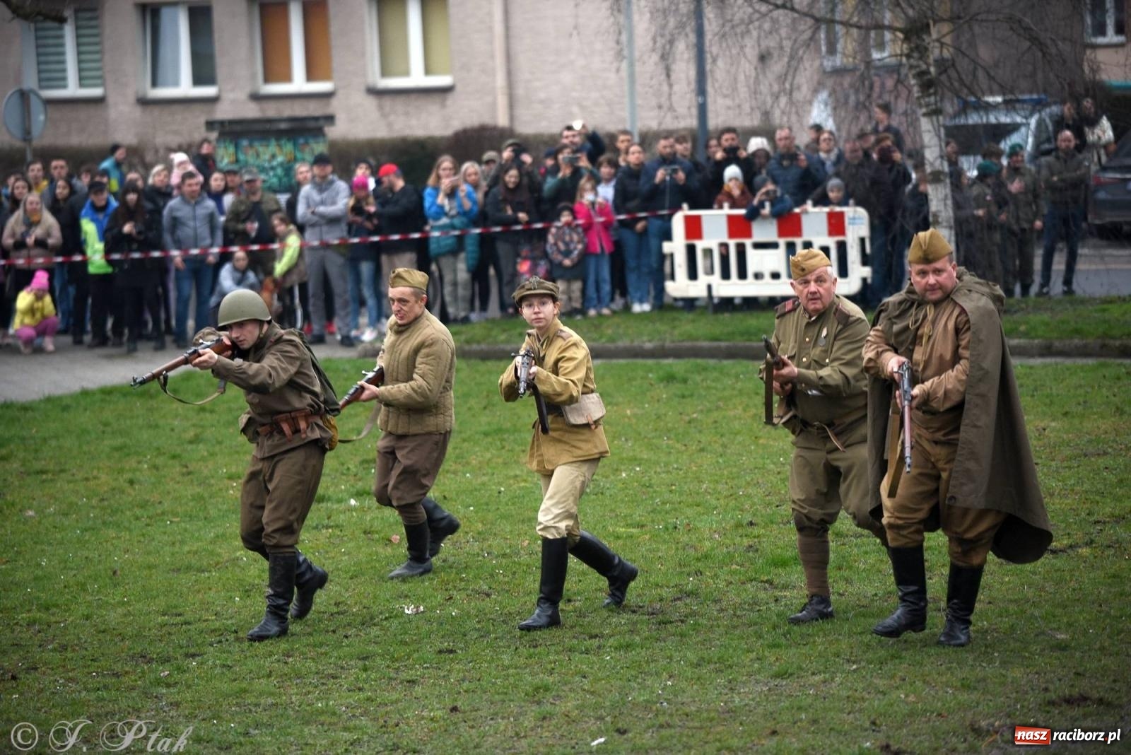 Zdjęcie w galerii na portalu naszraciborz.pl: Racibórz wspominał żołnierzy niezłomnych. Inscenizacja potyczki na pl. Długosza wiadomości z regionu