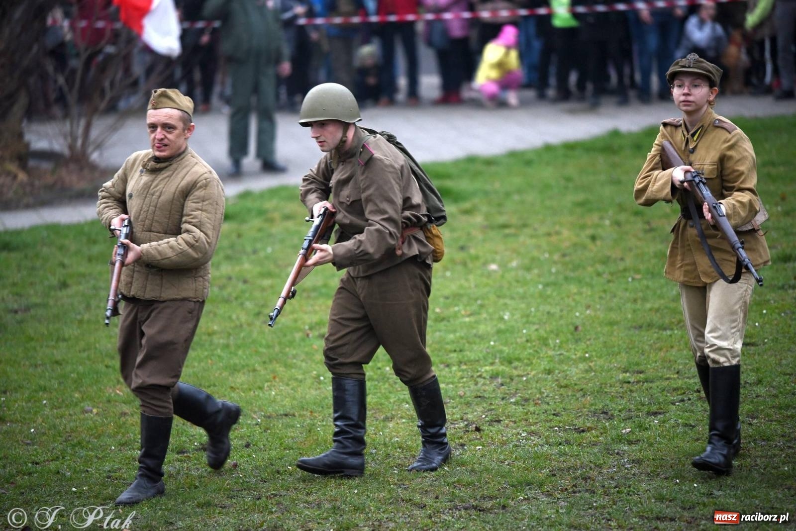Zdjęcie w galerii na portalu naszraciborz.pl: Racibórz wspominał żołnierzy niezłomnych. Inscenizacja potyczki na pl. Długosza wiadomości z regionu