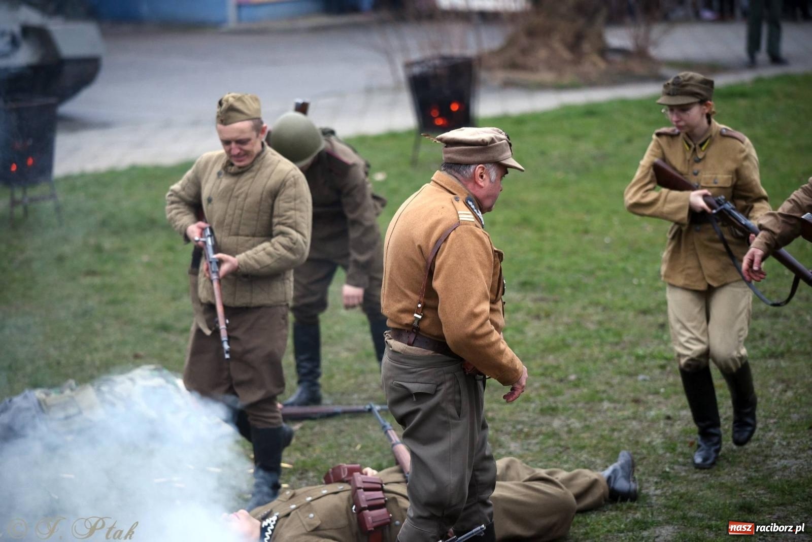 Zdjęcie w galerii na portalu naszraciborz.pl: Racibórz wspominał żołnierzy niezłomnych. Inscenizacja potyczki na pl. Długosza wiadomości z regionu