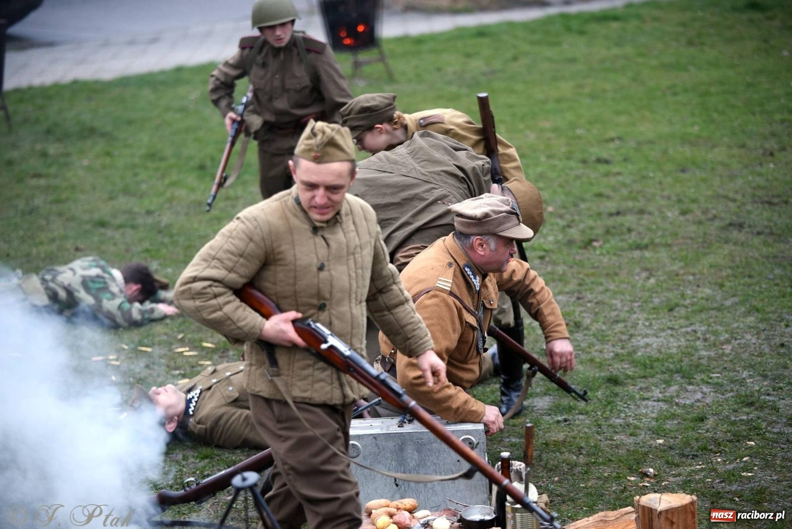 Zdjęcie w galerii na portalu naszraciborz.pl: Racibórz wspominał żołnierzy niezłomnych. Inscenizacja potyczki na pl. Długosza wiadomości z regionu