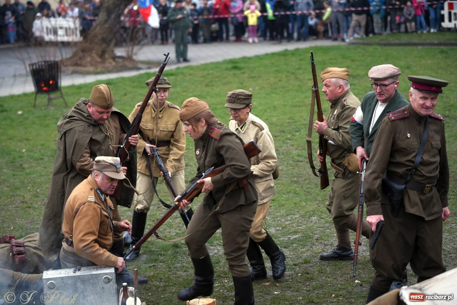 Zdjęcie w galerii na portalu naszraciborz.pl: Racibórz wspominał żołnierzy niezłomnych. Inscenizacja potyczki na pl. Długosza wiadomości z regionu