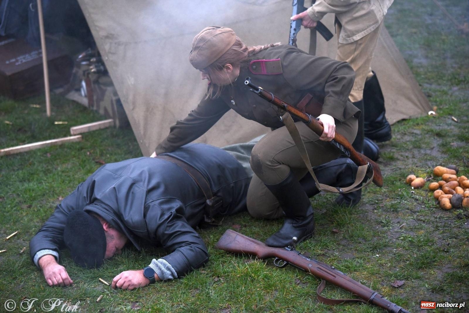 Zdjęcie w galerii na portalu naszraciborz.pl: Racibórz wspominał żołnierzy niezłomnych. Inscenizacja potyczki na pl. Długosza wiadomości z regionu