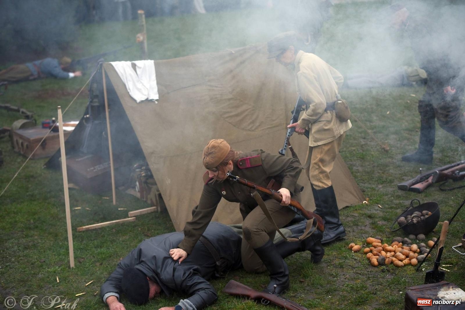 Zdjęcie w galerii na portalu naszraciborz.pl: Racibórz wspominał żołnierzy niezłomnych. Inscenizacja potyczki na pl. Długosza wiadomości z regionu