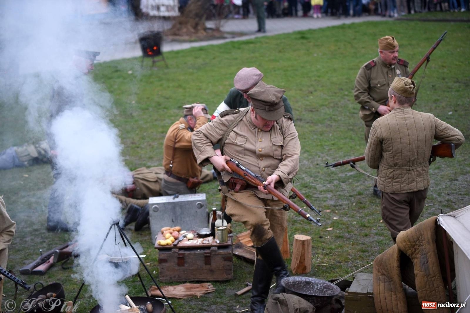Zdjęcie w galerii na portalu naszraciborz.pl: Racibórz wspominał żołnierzy niezłomnych. Inscenizacja potyczki na pl. Długosza wiadomości z regionu