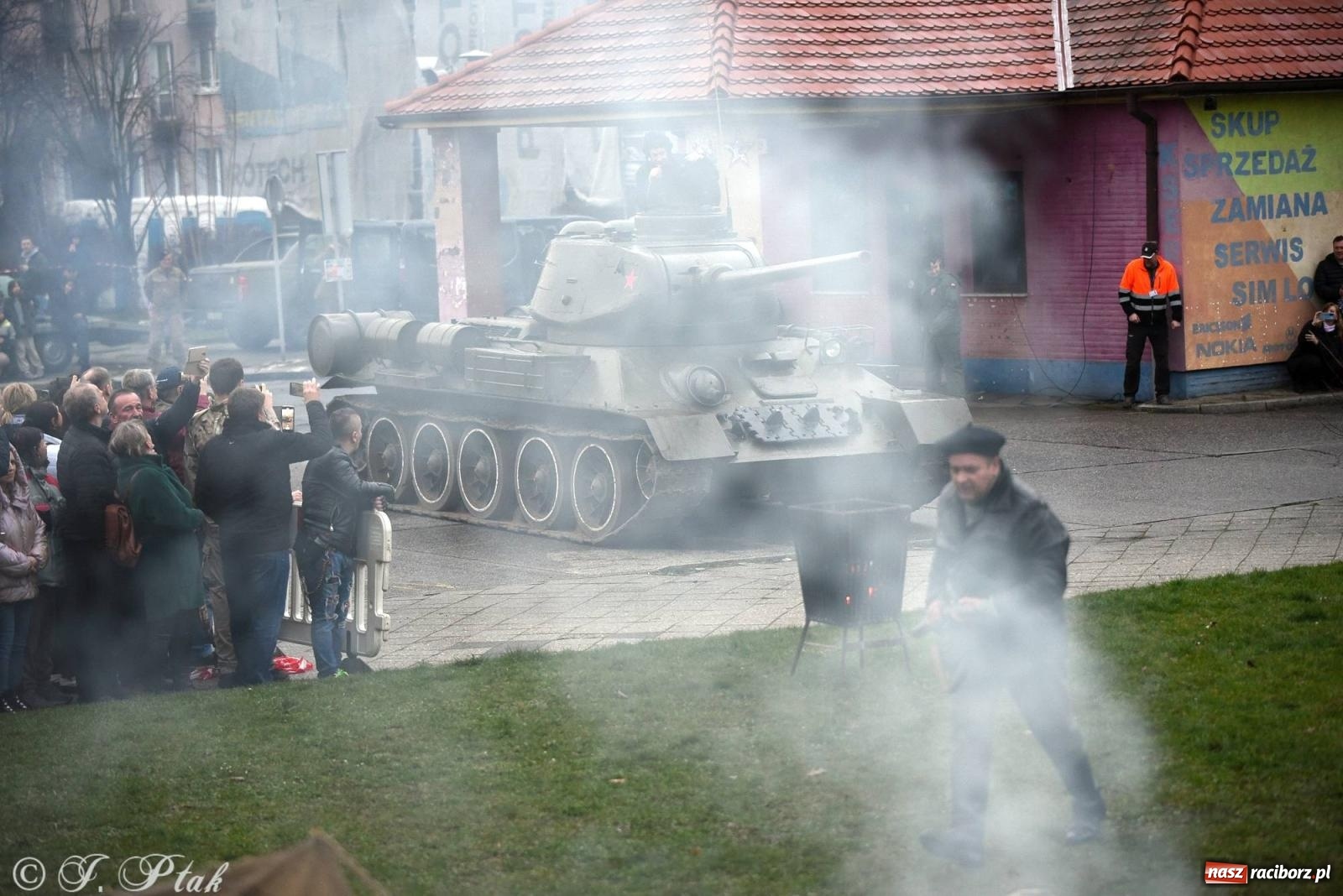 Zdjęcie w galerii na portalu naszraciborz.pl: Racibórz wspominał żołnierzy niezłomnych. Inscenizacja potyczki na pl. Długosza wiadomości z regionu