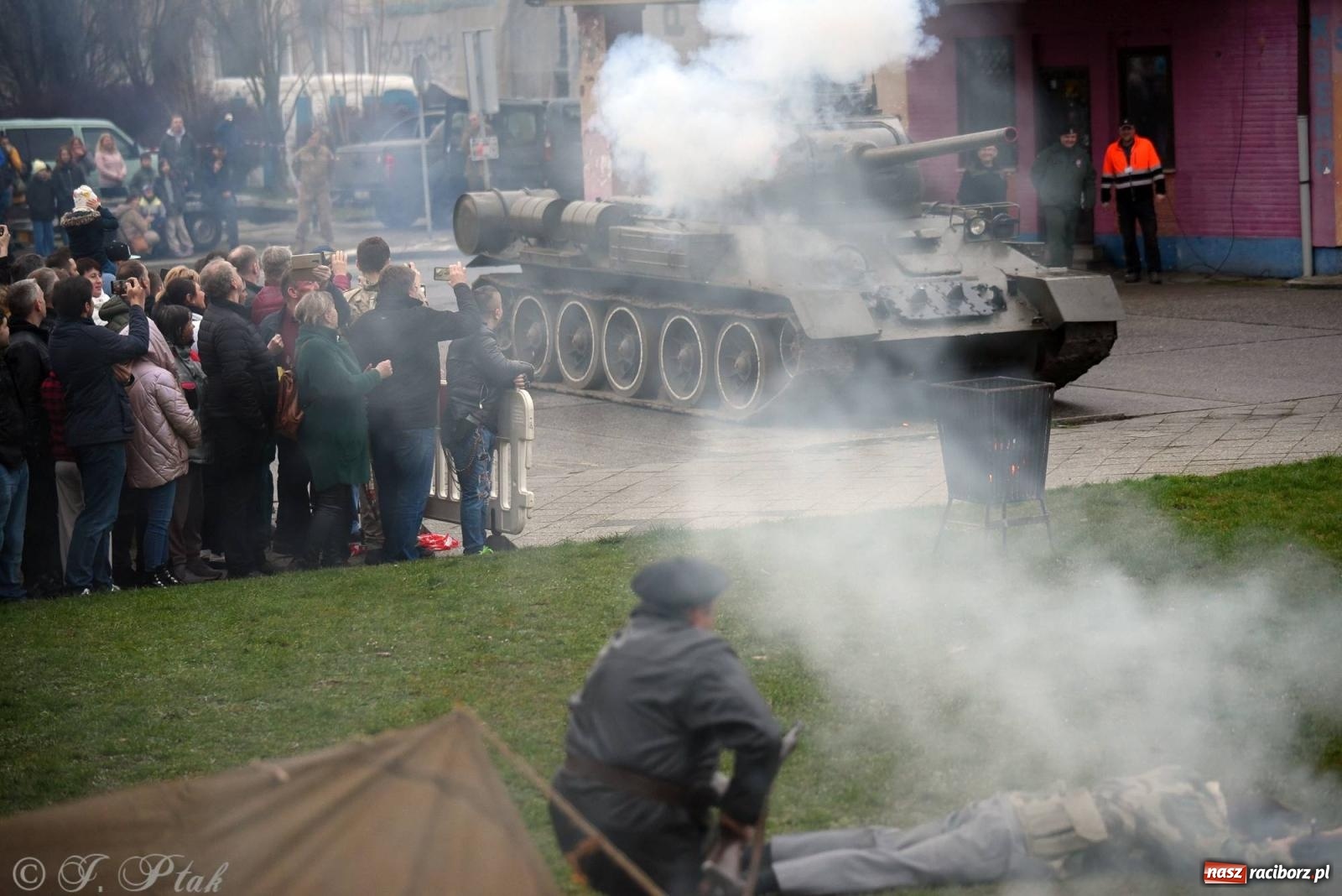 Zdjęcie w galerii na portalu naszraciborz.pl: Racibórz wspominał żołnierzy niezłomnych. Inscenizacja potyczki na pl. Długosza wiadomości z regionu