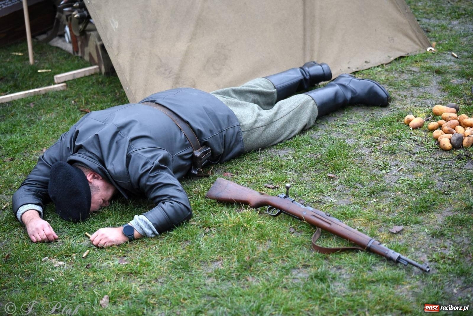 Zdjęcie w galerii na portalu naszraciborz.pl: Racibórz wspominał żołnierzy niezłomnych. Inscenizacja potyczki na pl. Długosza wiadomości z regionu