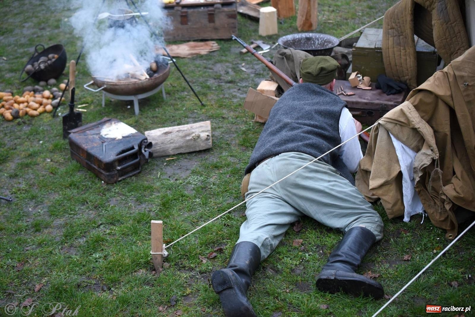 Zdjęcie w galerii na portalu naszraciborz.pl: Racibórz wspominał żołnierzy niezłomnych. Inscenizacja potyczki na pl. Długosza wiadomości z regionu