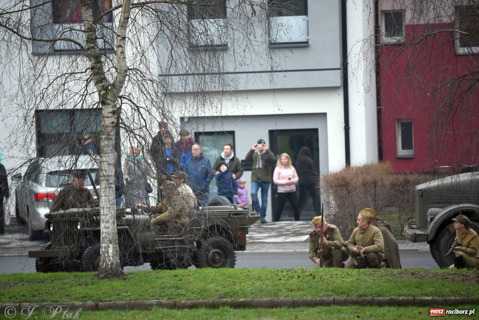 Zdjęcie w galerii na portalu naszraciborz.pl: Racibórz wspominał żołnierzy niezłomnych. Inscenizacja potyczki na pl. Długosza wiadomości z regionu
