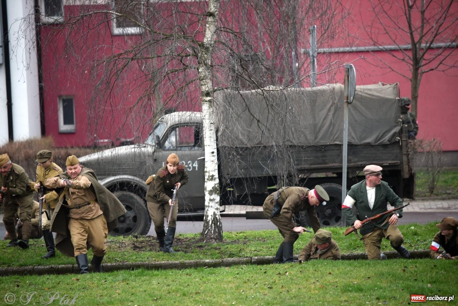 Zdjęcie w galerii na portalu naszraciborz.pl: Racibórz wspominał żołnierzy niezłomnych. Inscenizacja potyczki na pl. Długosza wiadomości z regionu