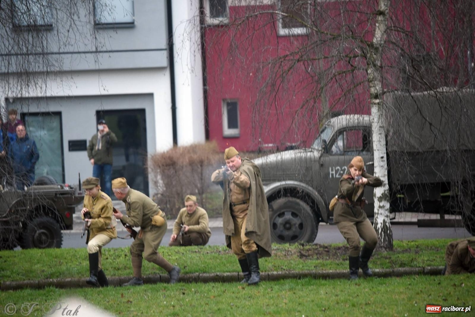 Zdjęcie w galerii na portalu naszraciborz.pl: Racibórz wspominał żołnierzy niezłomnych. Inscenizacja potyczki na pl. Długosza wiadomości z regionu