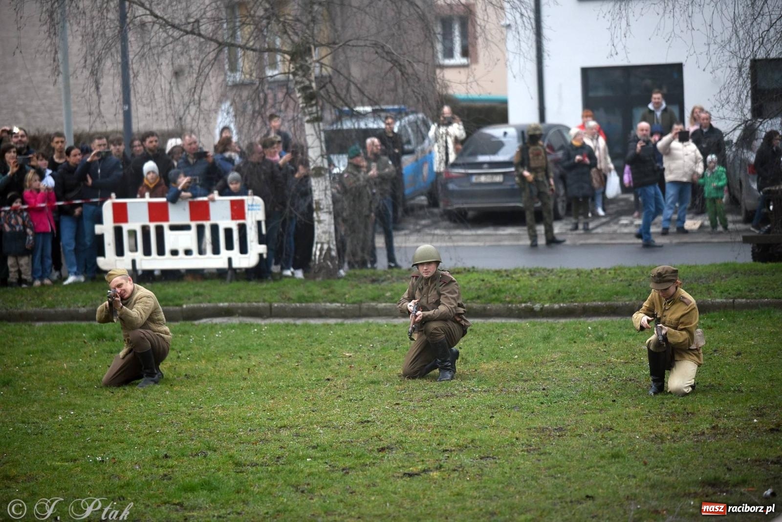 Zdjęcie w galerii na portalu naszraciborz.pl: Racibórz wspominał żołnierzy niezłomnych. Inscenizacja potyczki na pl. Długosza wiadomości z regionu