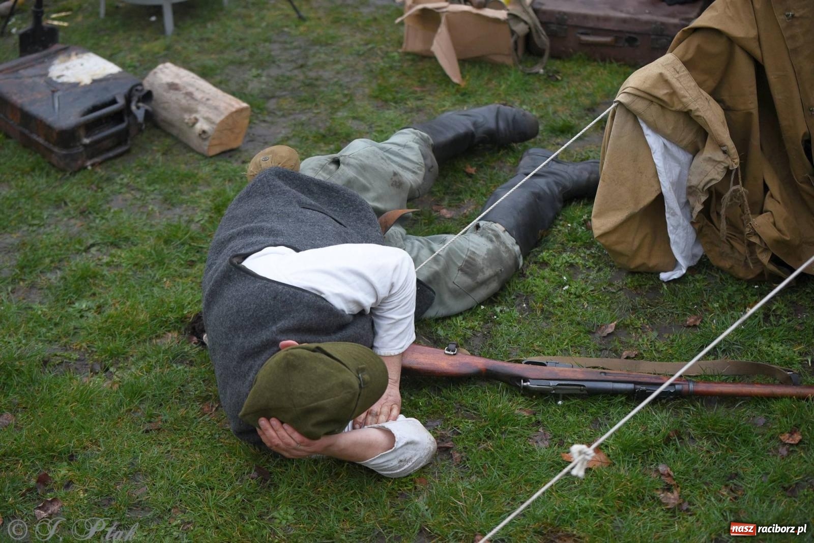 Zdjęcie w galerii na portalu naszraciborz.pl: Racibórz wspominał żołnierzy niezłomnych. Inscenizacja potyczki na pl. Długosza wiadomości z regionu
