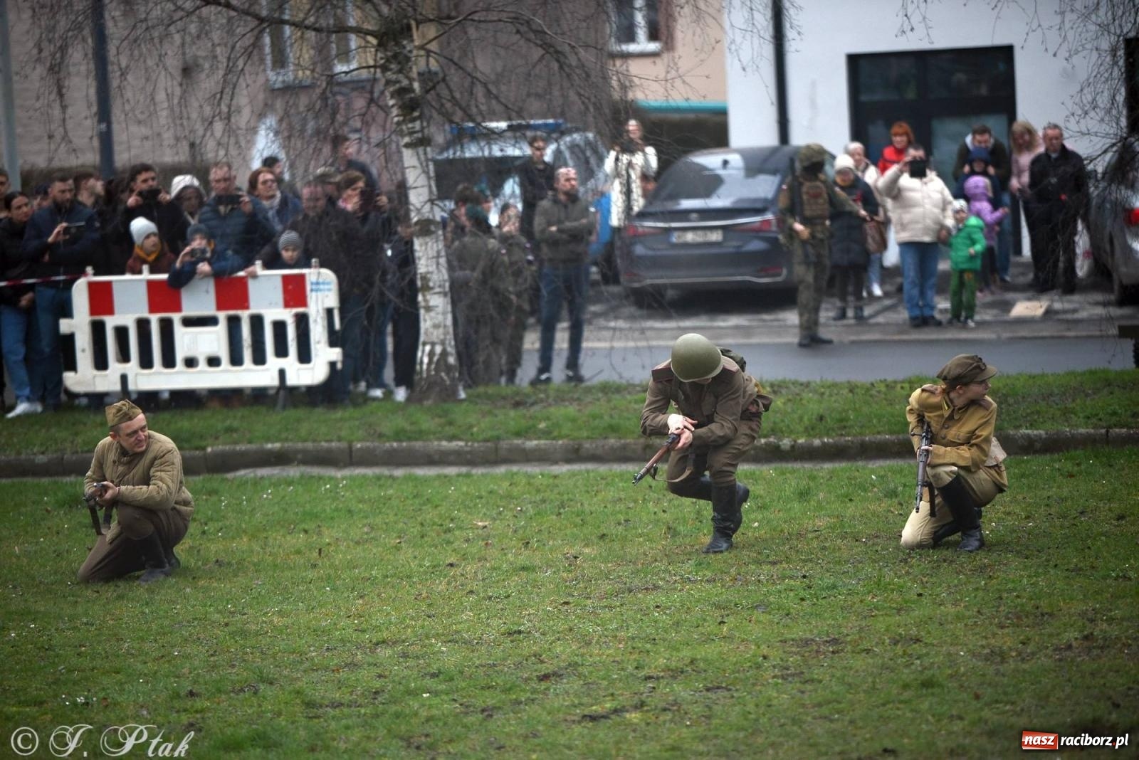 Zdjęcie w galerii na portalu naszraciborz.pl: Racibórz wspominał żołnierzy niezłomnych. Inscenizacja potyczki na pl. Długosza wiadomości z regionu