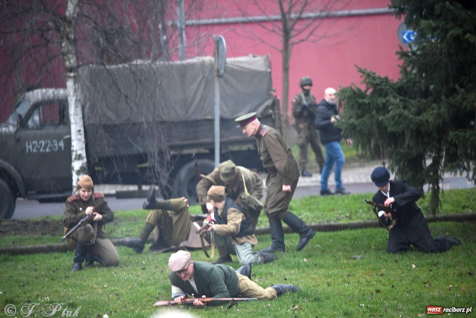 Zdjęcie w galerii na portalu naszraciborz.pl: Racibórz wspominał żołnierzy niezłomnych. Inscenizacja potyczki na pl. Długosza wiadomości z regionu