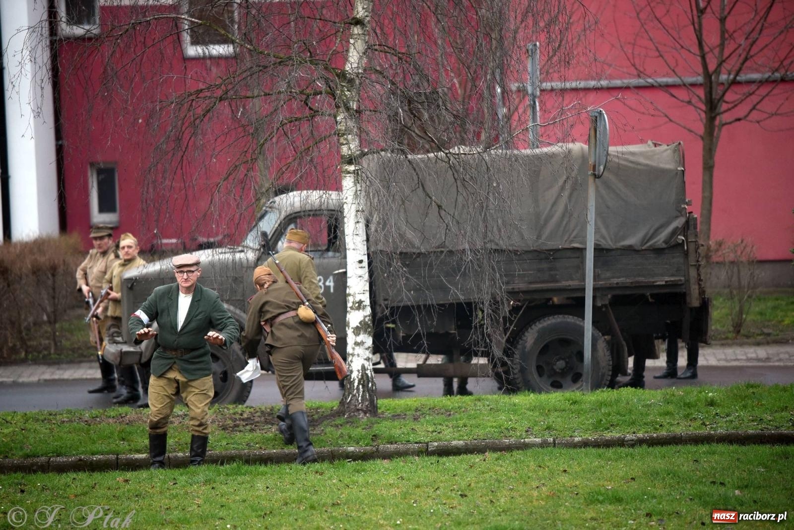 Zdjęcie w galerii na portalu naszraciborz.pl: Racibórz wspominał żołnierzy niezłomnych. Inscenizacja potyczki na pl. Długosza wiadomości z regionu