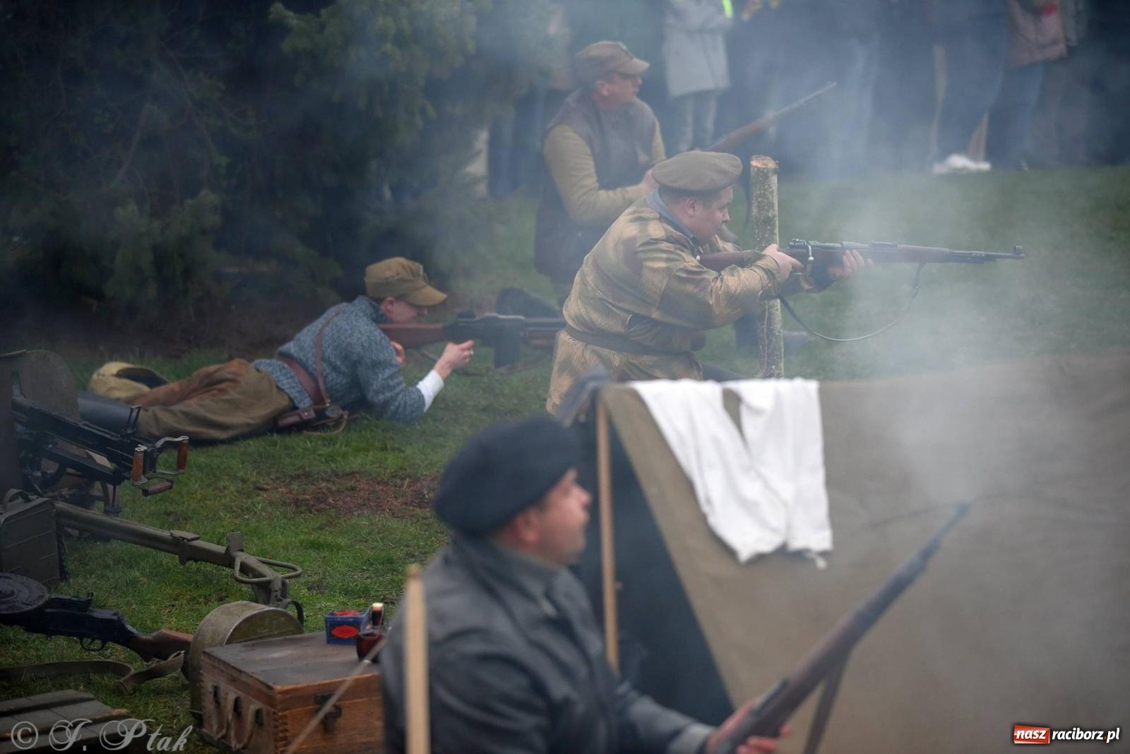 Zdjęcie w galerii na portalu naszraciborz.pl: Racibórz wspominał żołnierzy niezłomnych. Inscenizacja potyczki na pl. Długosza wiadomości z regionu