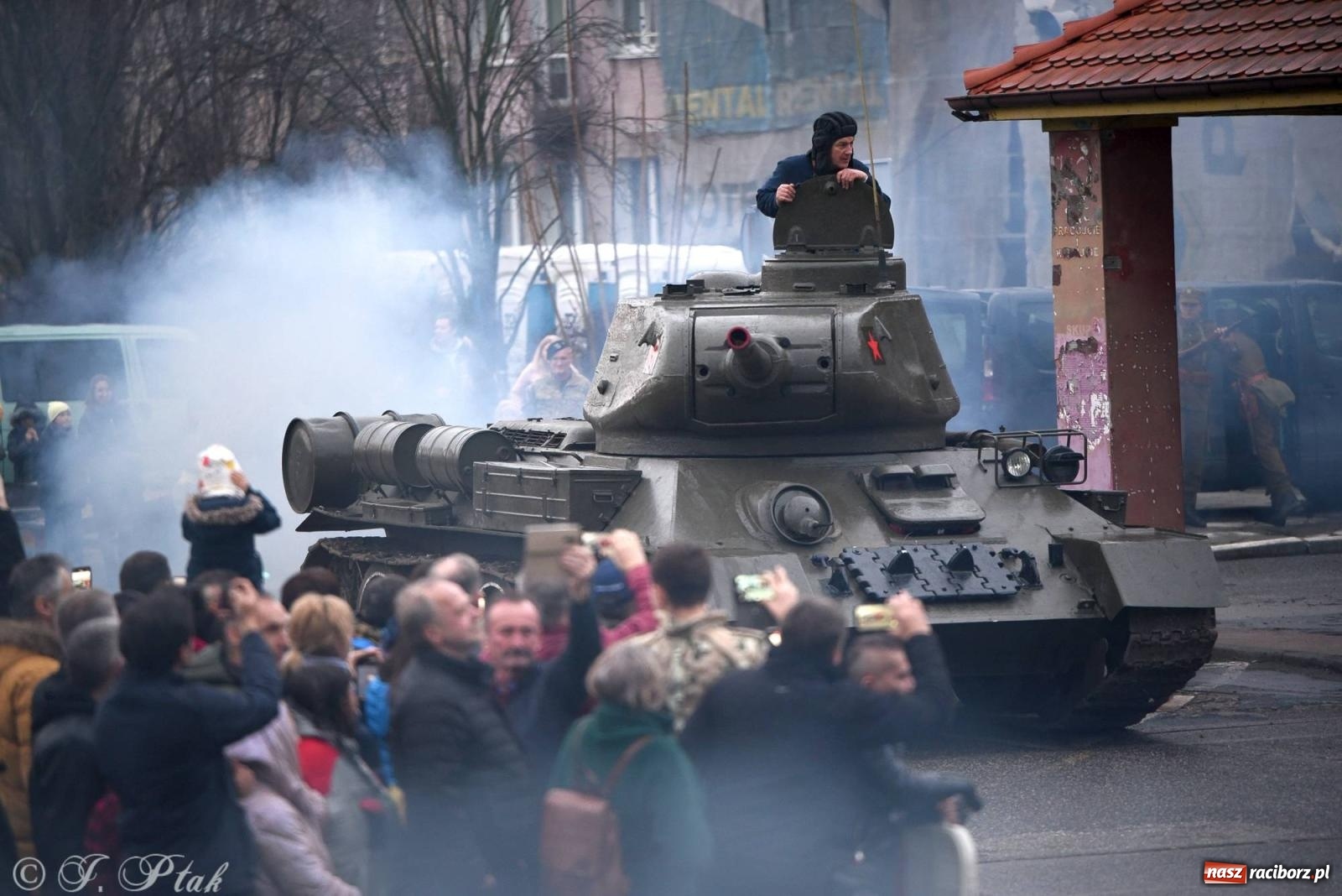 Zdjęcie w galerii na portalu naszraciborz.pl: Racibórz wspominał żołnierzy niezłomnych. Inscenizacja potyczki na pl. Długosza wiadomości z regionu