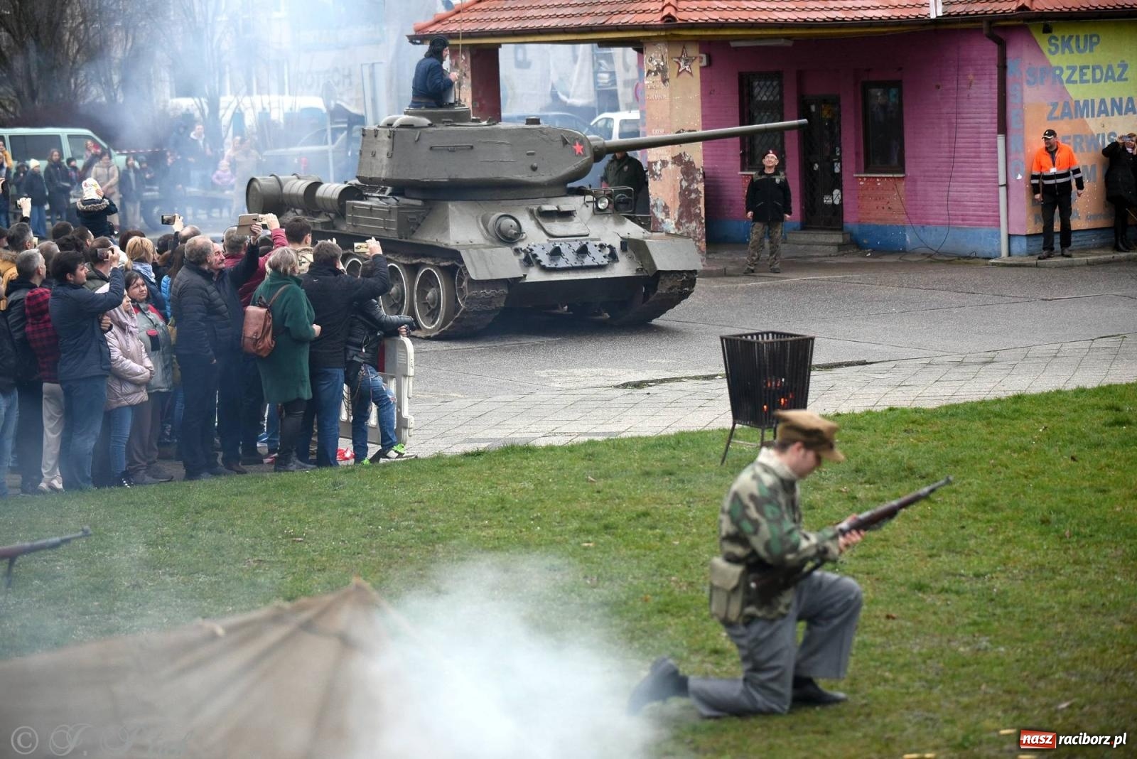 Zdjęcie w galerii na portalu naszraciborz.pl: Racibórz wspominał żołnierzy niezłomnych. Inscenizacja potyczki na pl. Długosza wiadomości z regionu