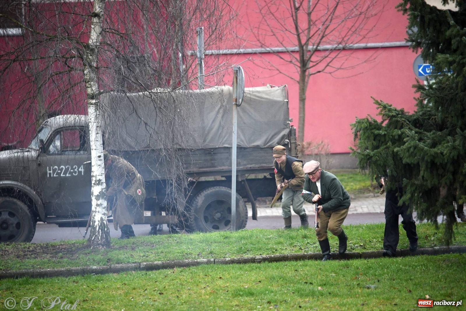 Zdjęcie w galerii na portalu naszraciborz.pl: Racibórz wspominał żołnierzy niezłomnych. Inscenizacja potyczki na pl. Długosza wiadomości z regionu