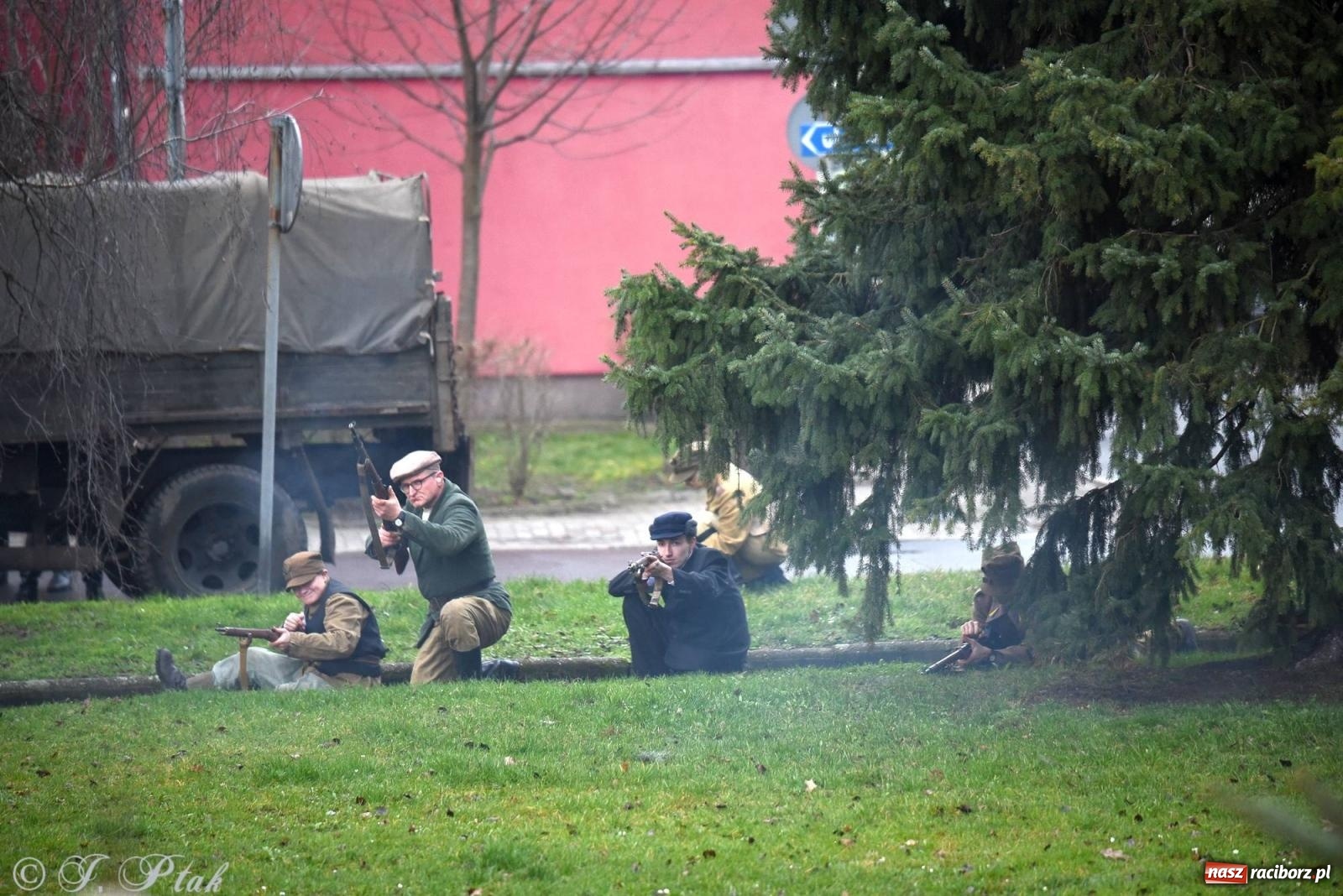 Zdjęcie w galerii na portalu naszraciborz.pl: Racibórz wspominał żołnierzy niezłomnych. Inscenizacja potyczki na pl. Długosza wiadomości z regionu