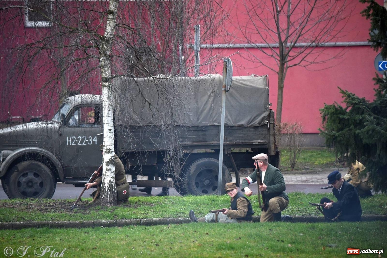 Zdjęcie w galerii na portalu naszraciborz.pl: Racibórz wspominał żołnierzy niezłomnych. Inscenizacja potyczki na pl. Długosza wiadomości z regionu