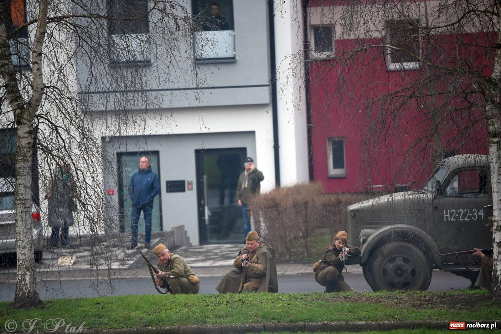 Zdjęcie w galerii na portalu naszraciborz.pl: Racibórz wspominał żołnierzy niezłomnych. Inscenizacja potyczki na pl. Długosza wiadomości z regionu