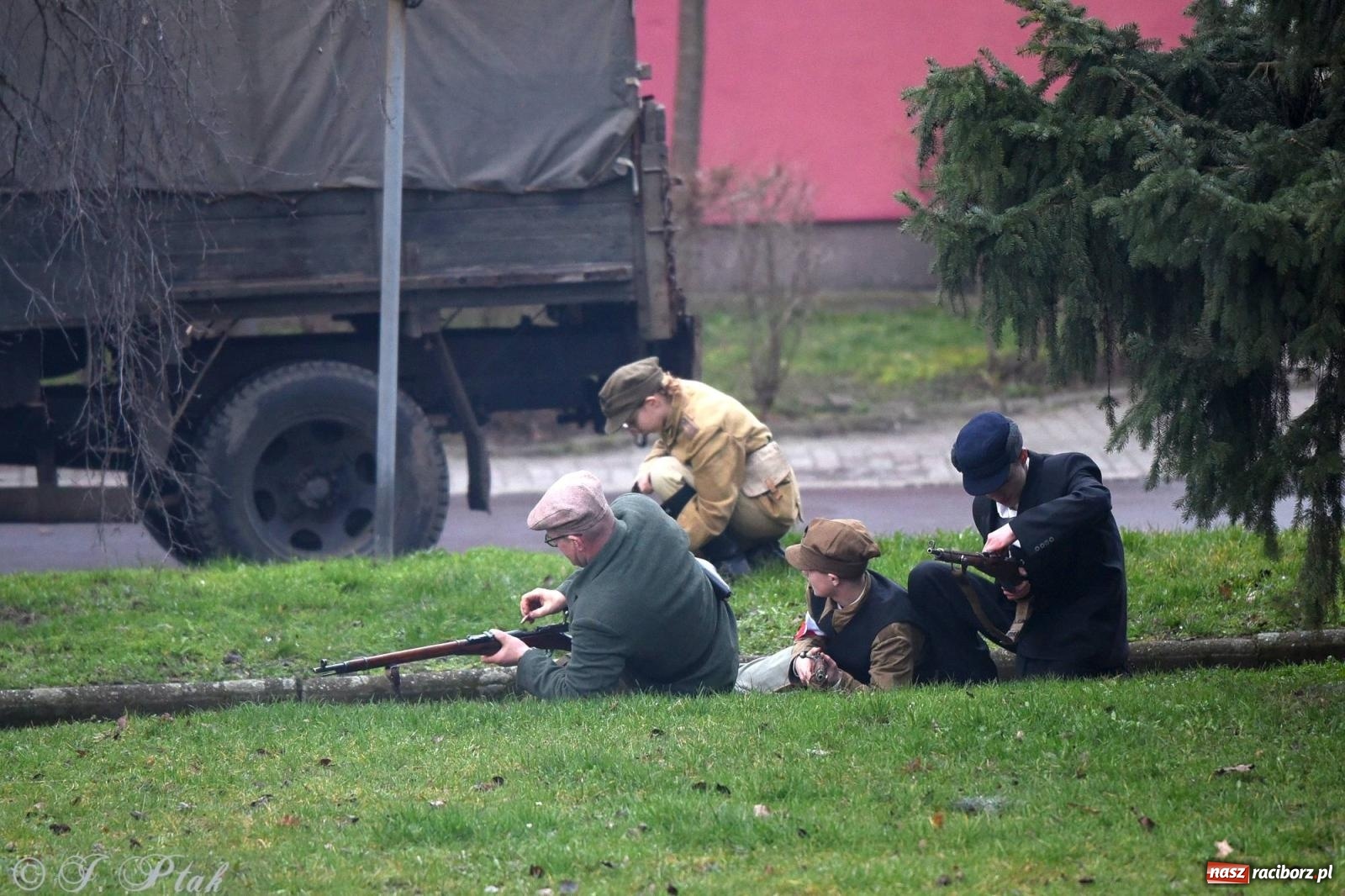 Zdjęcie w galerii na portalu naszraciborz.pl: Racibórz wspominał żołnierzy niezłomnych. Inscenizacja potyczki na pl. Długosza wiadomości z regionu