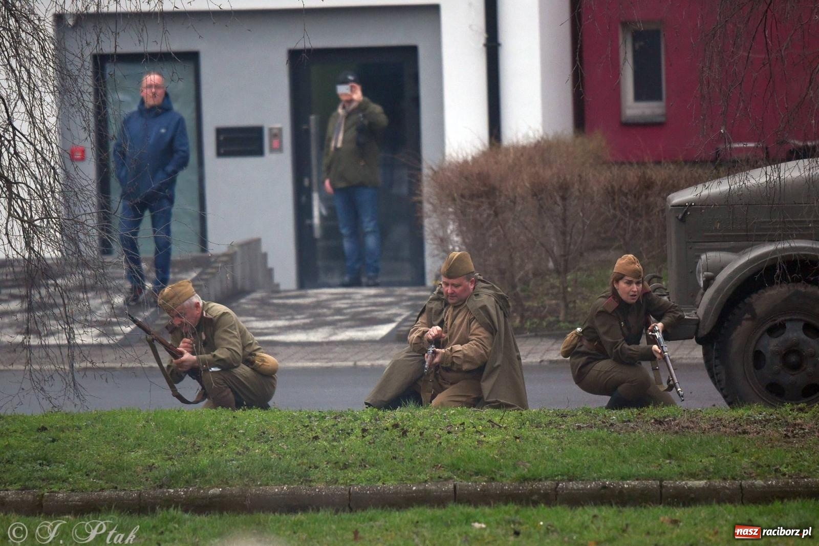 Zdjęcie w galerii na portalu naszraciborz.pl: Racibórz wspominał żołnierzy niezłomnych. Inscenizacja potyczki na pl. Długosza wiadomości z regionu