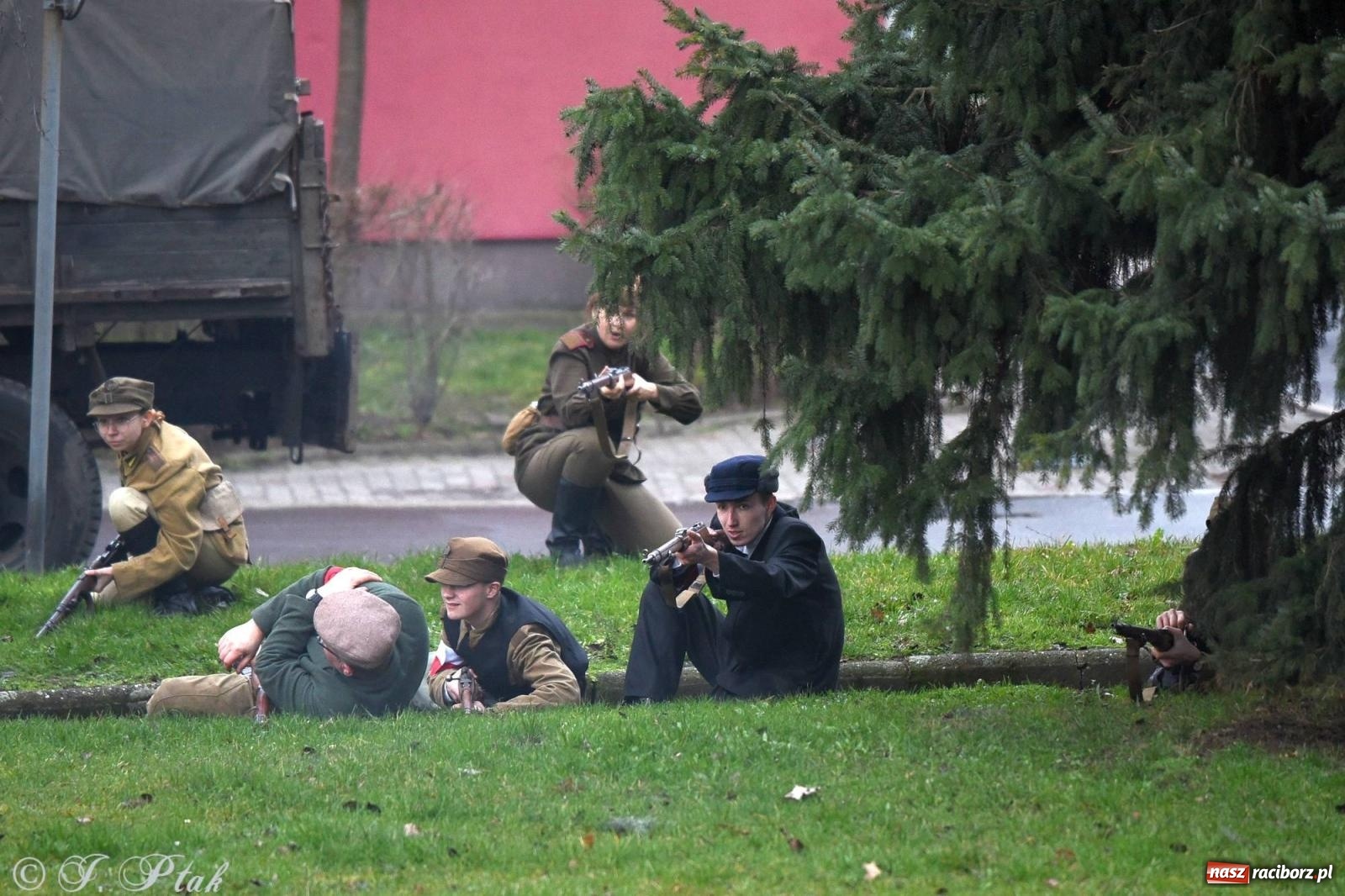 Zdjęcie w galerii na portalu naszraciborz.pl: Racibórz wspominał żołnierzy niezłomnych. Inscenizacja potyczki na pl. Długosza wiadomości z regionu