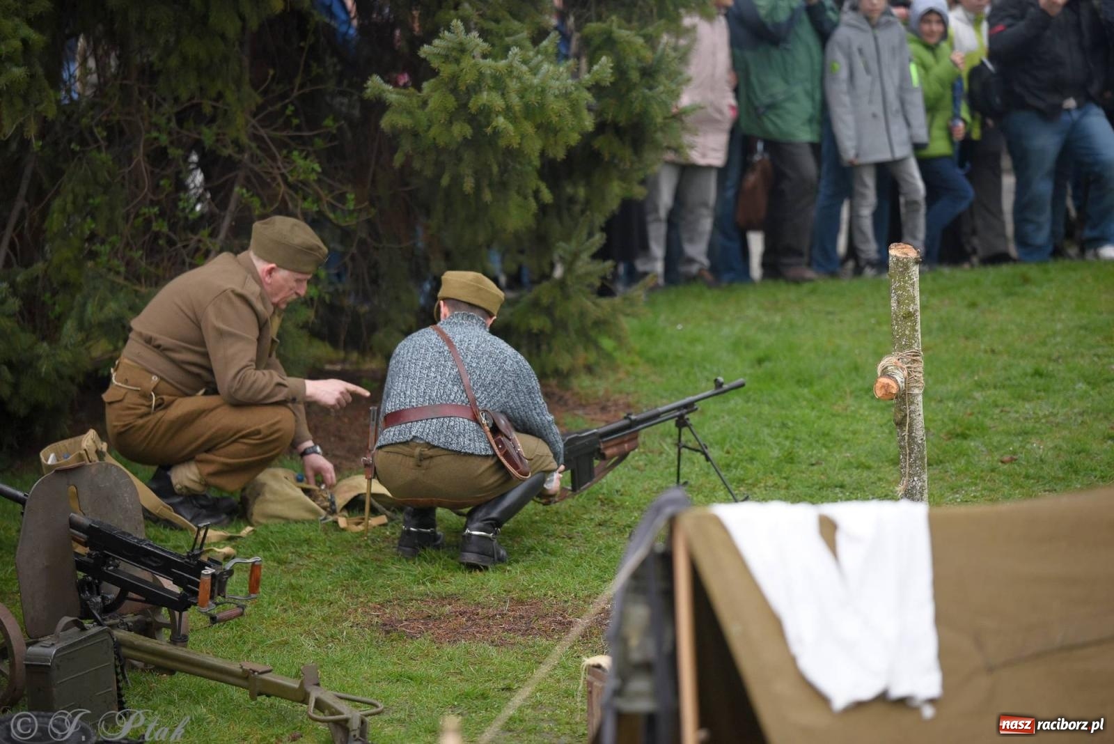 Zdjęcie w galerii na portalu naszraciborz.pl: Racibórz wspominał żołnierzy niezłomnych. Inscenizacja potyczki na pl. Długosza wiadomości z regionu