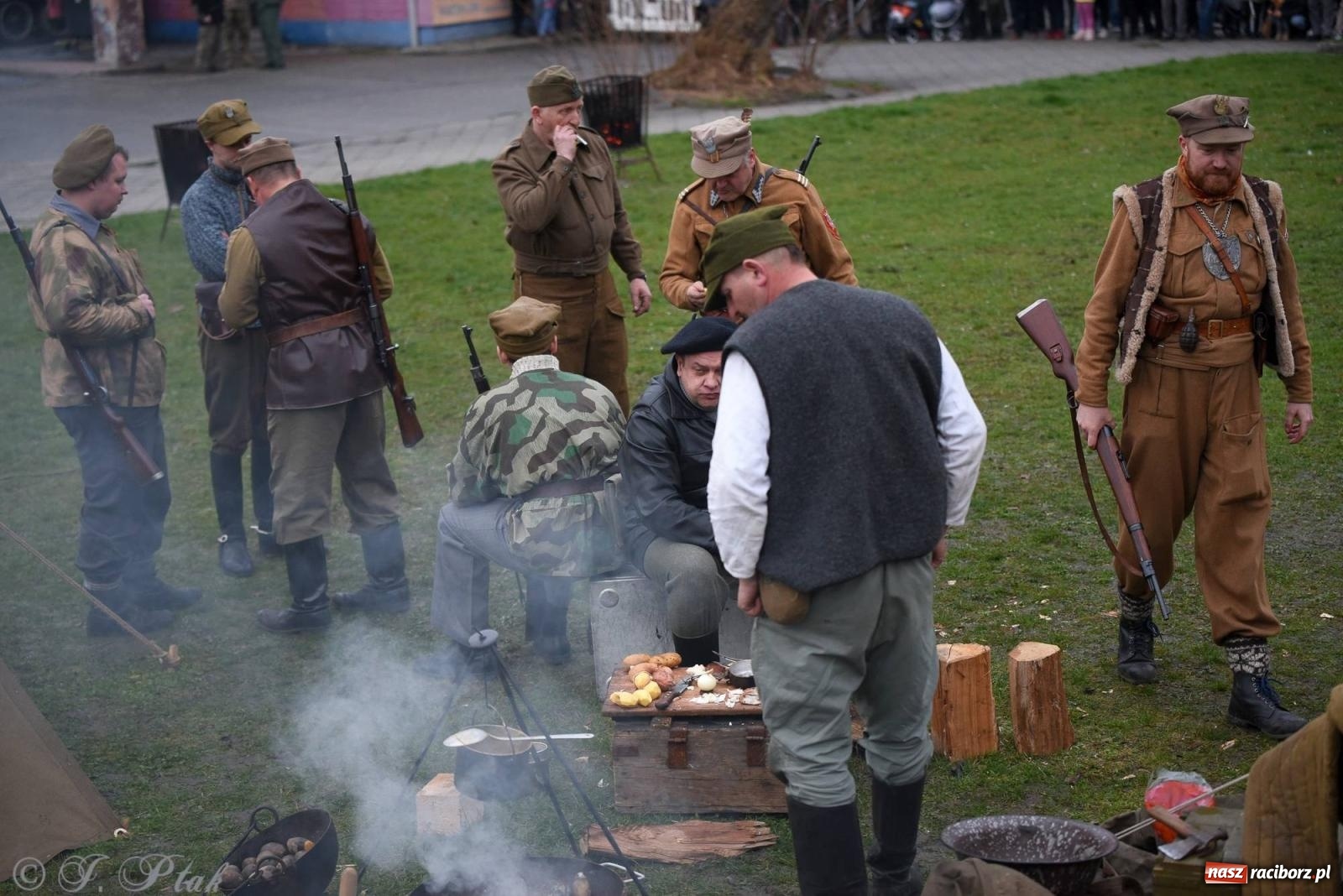 Zdjęcie w galerii na portalu naszraciborz.pl: Racibórz wspominał żołnierzy niezłomnych. Inscenizacja potyczki na pl. Długosza wiadomości z regionu
