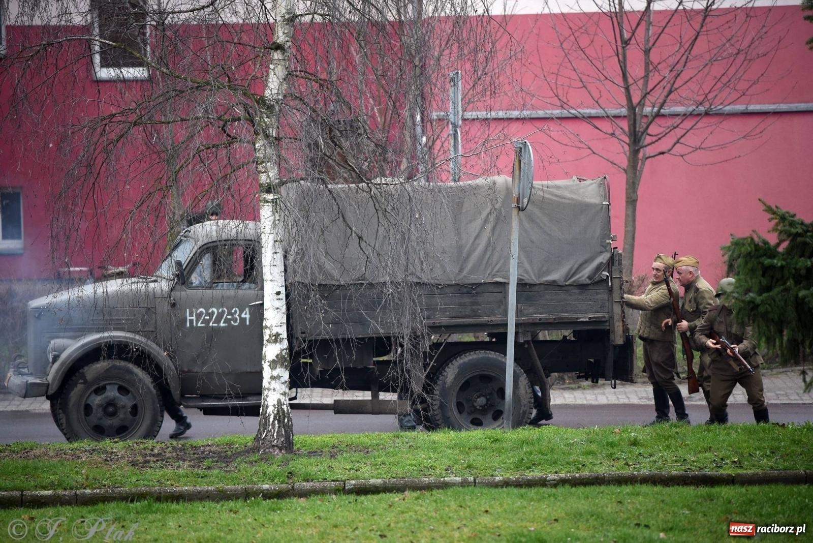 Zdjęcie w galerii na portalu naszraciborz.pl: Racibórz wspominał żołnierzy niezłomnych. Inscenizacja potyczki na pl. Długosza wiadomości z regionu