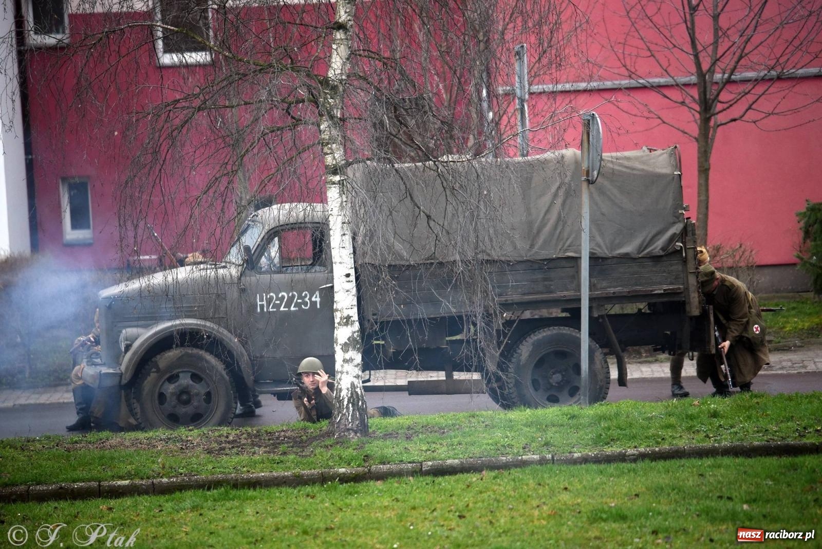 Zdjęcie w galerii na portalu naszraciborz.pl: Racibórz wspominał żołnierzy niezłomnych. Inscenizacja potyczki na pl. Długosza wiadomości z regionu