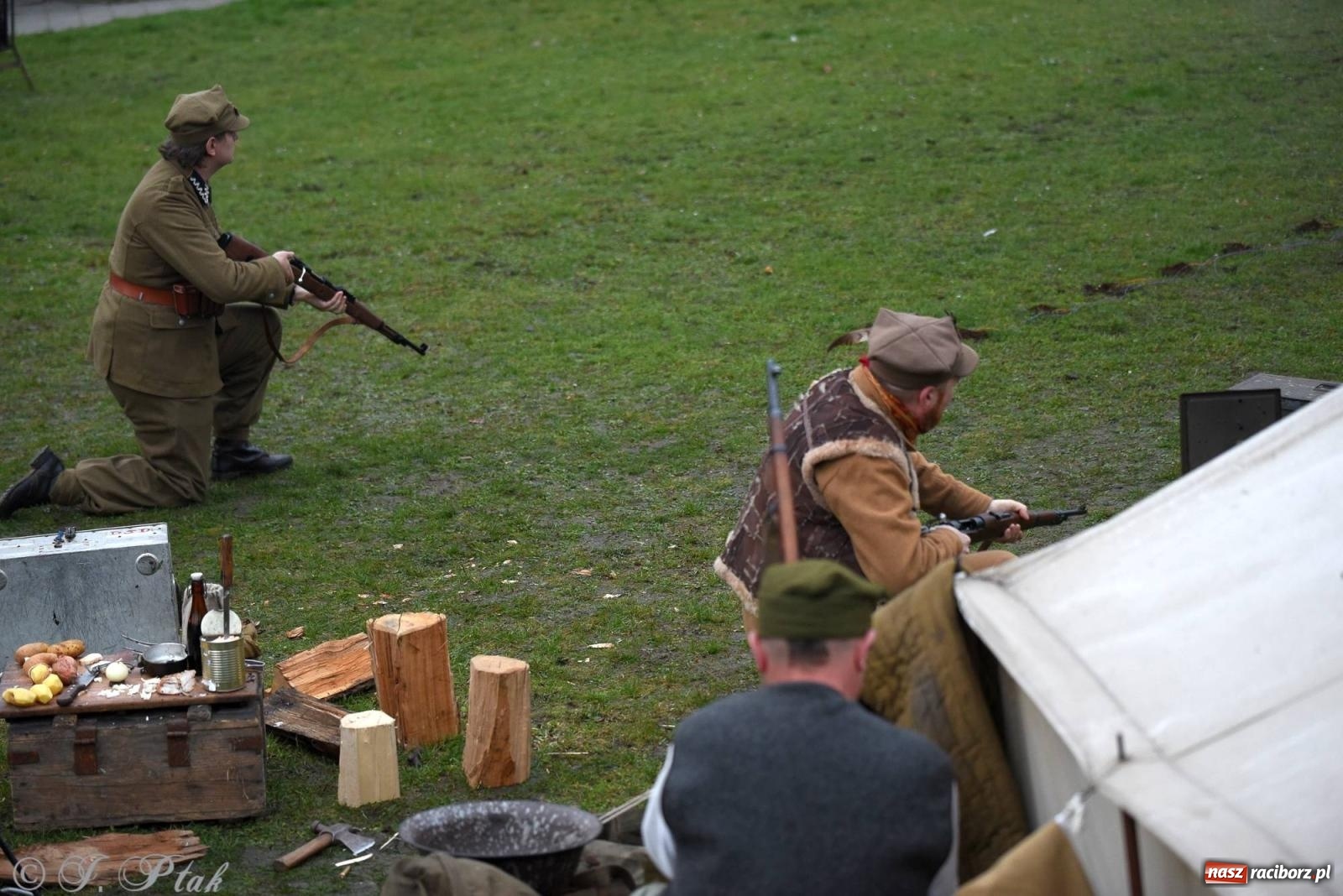 Zdjęcie w galerii na portalu naszraciborz.pl: Racibórz wspominał żołnierzy niezłomnych. Inscenizacja potyczki na pl. Długosza wiadomości z regionu