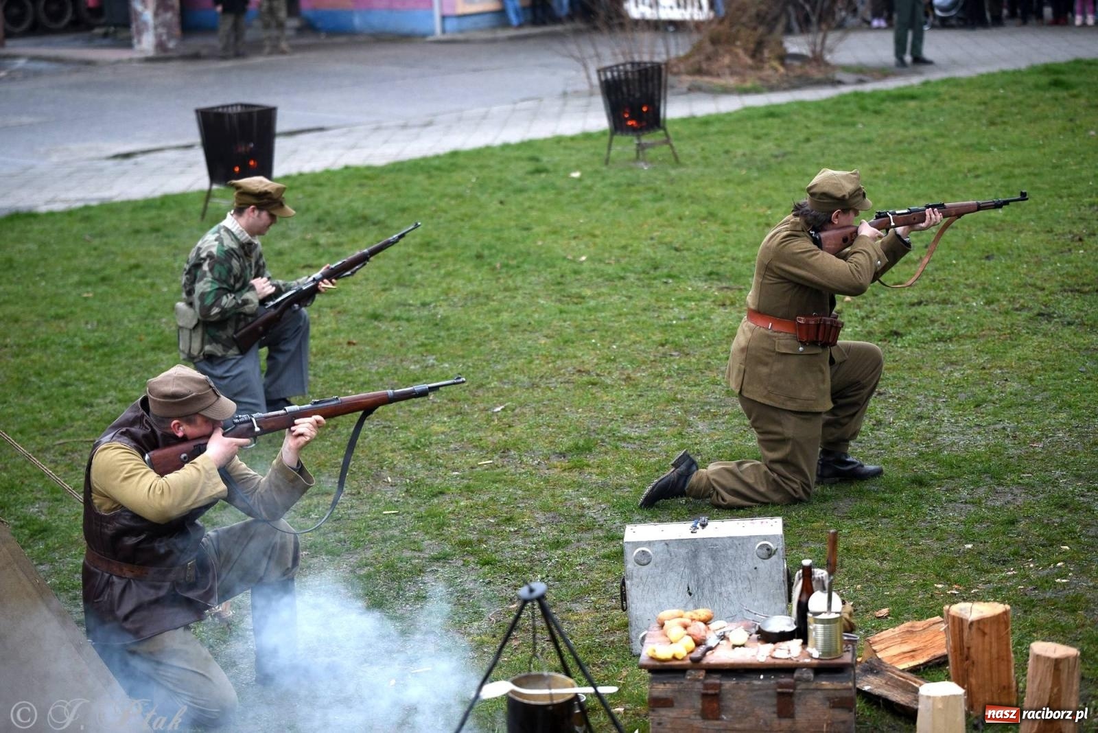 Zdjęcie w galerii na portalu naszraciborz.pl: Racibórz wspominał żołnierzy niezłomnych. Inscenizacja potyczki na pl. Długosza wiadomości z regionu