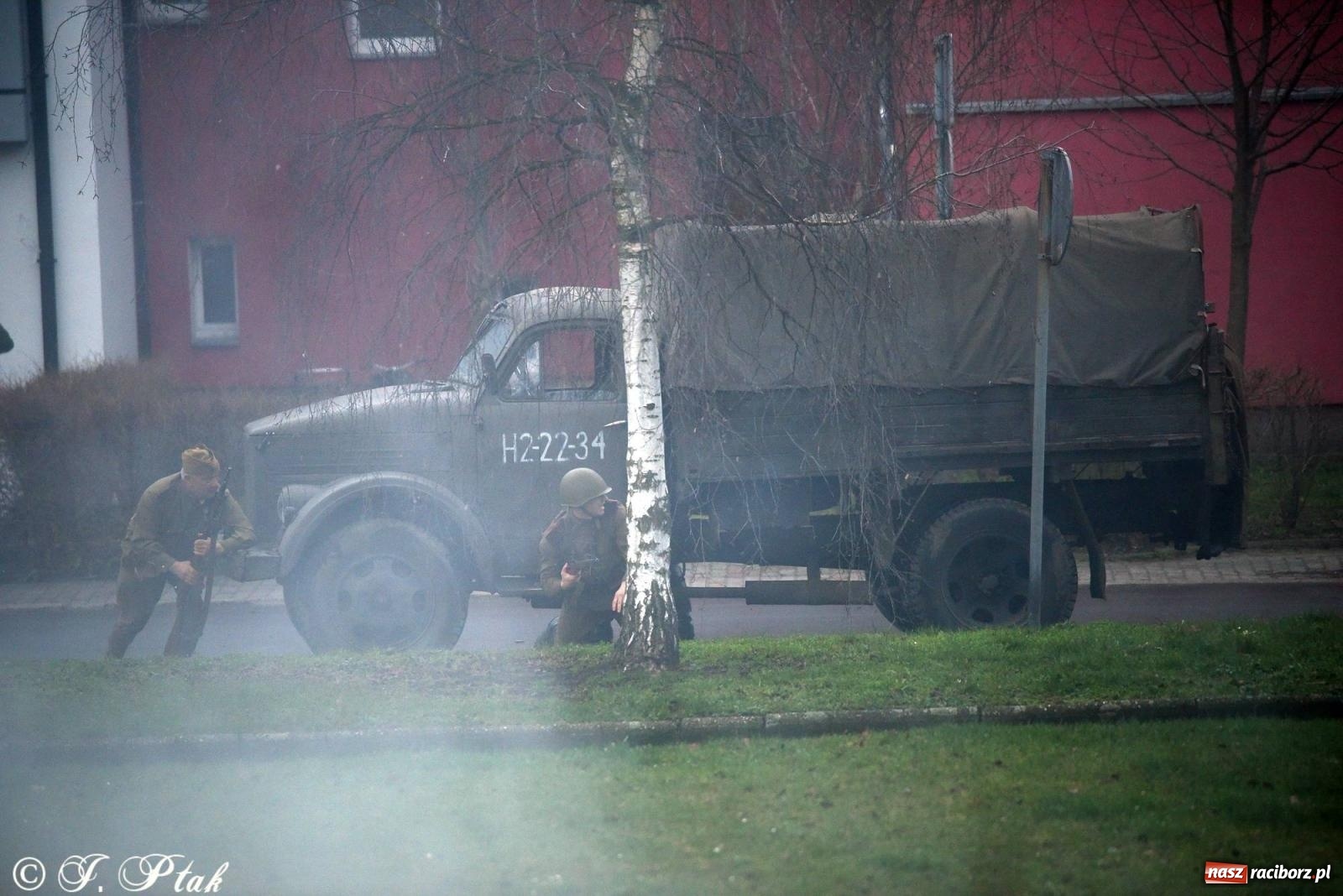Zdjęcie w galerii na portalu naszraciborz.pl: Racibórz wspominał żołnierzy niezłomnych. Inscenizacja potyczki na pl. Długosza wiadomości z regionu