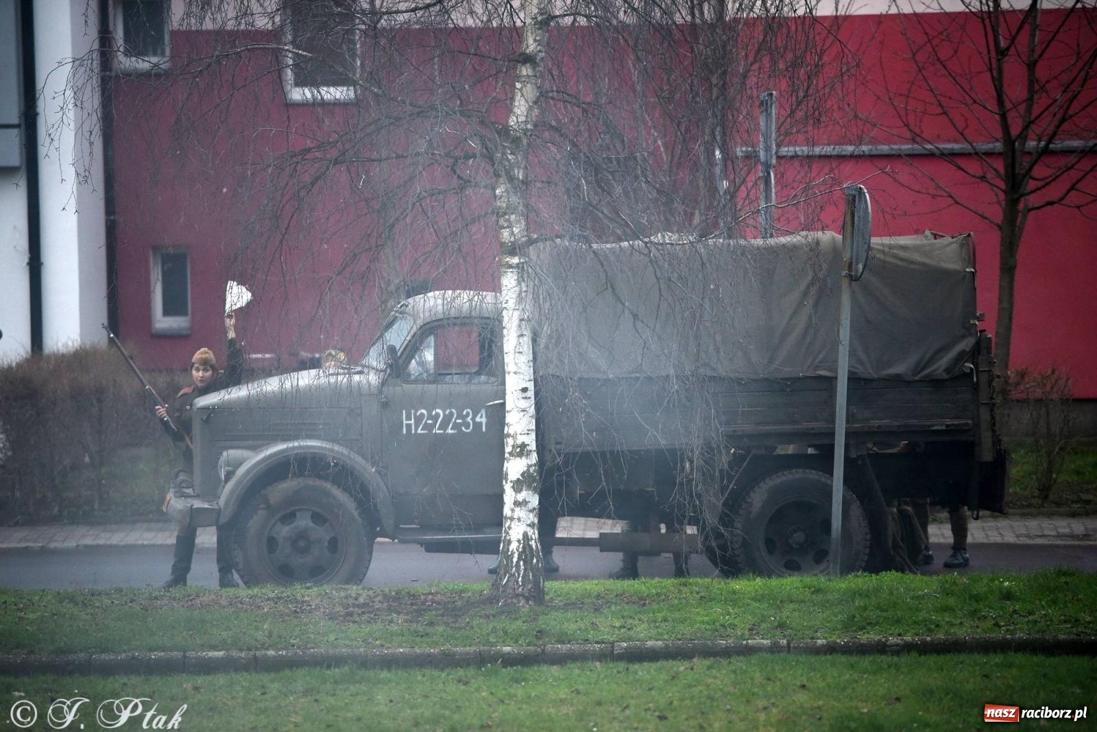 Zdjęcie w galerii na portalu naszraciborz.pl: Racibórz wspominał żołnierzy niezłomnych. Inscenizacja potyczki na pl. Długosza wiadomości z regionu