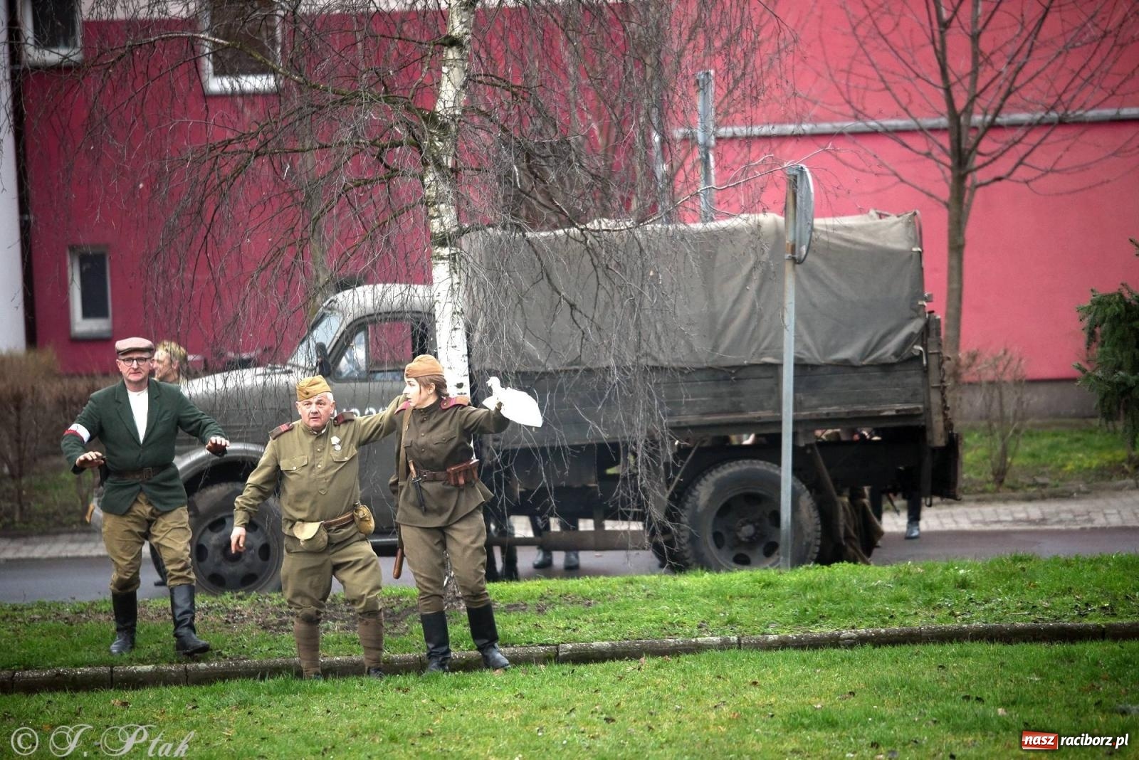 Zdjęcie w galerii na portalu naszraciborz.pl: Racibórz wspominał żołnierzy niezłomnych. Inscenizacja potyczki na pl. Długosza wiadomości z regionu