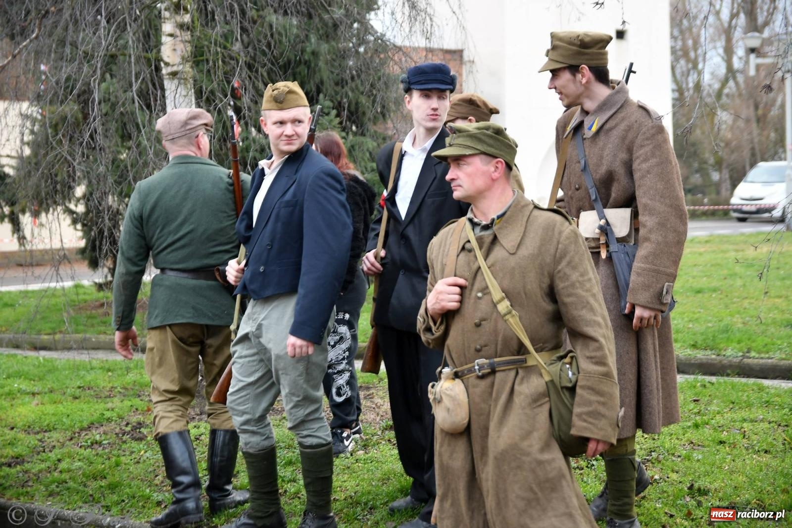 Zdjęcie w galerii na portalu naszraciborz.pl: Racibórz wspominał żołnierzy niezłomnych. Inscenizacja potyczki na pl. Długosza wiadomości z regionu