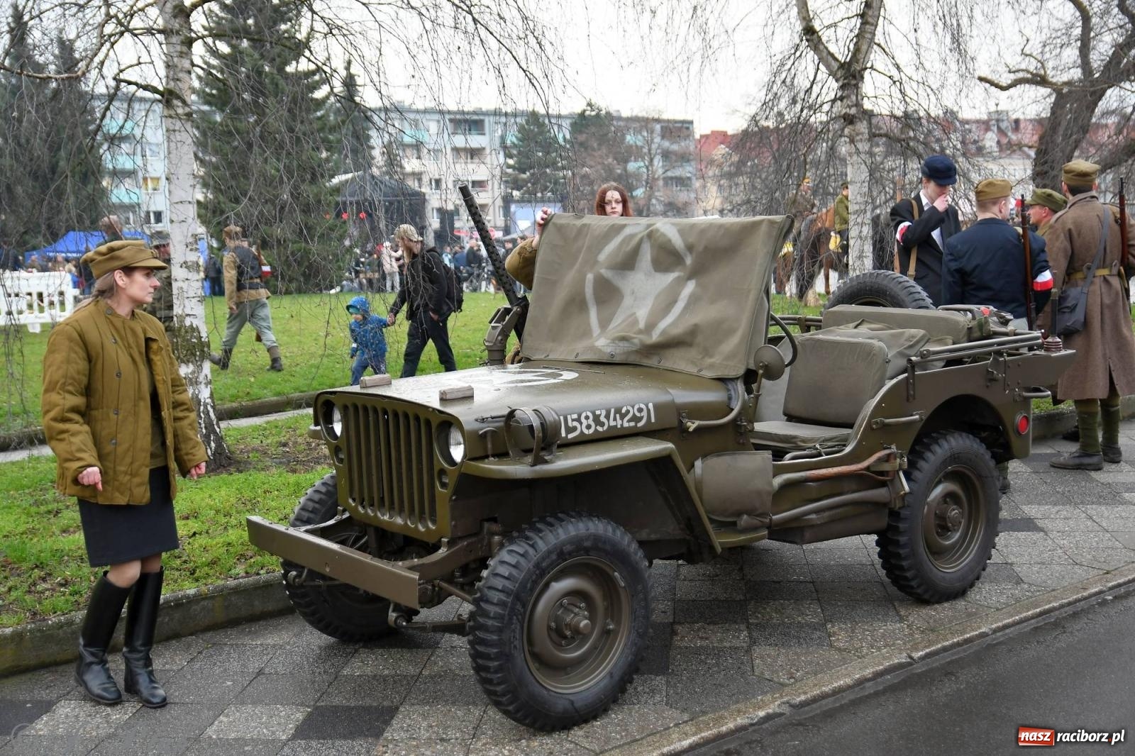 Zdjęcie w galerii na portalu naszraciborz.pl: Racibórz wspominał żołnierzy niezłomnych. Inscenizacja potyczki na pl. Długosza wiadomości z regionu